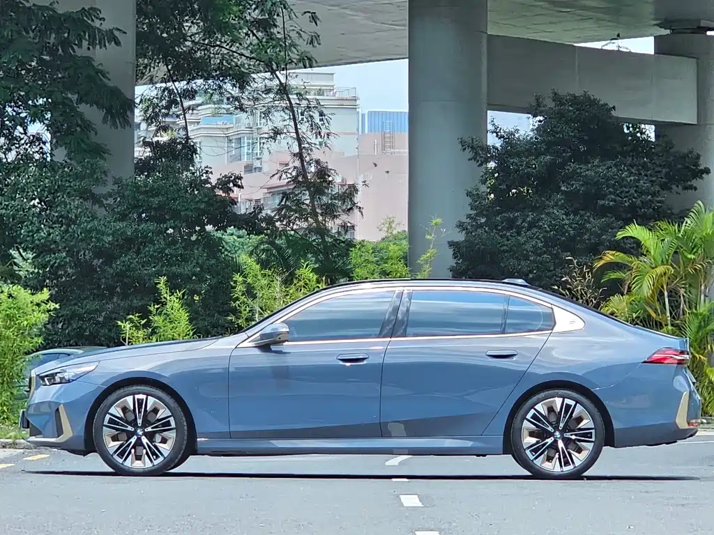 BMW 5 Series 2025 — фото 16