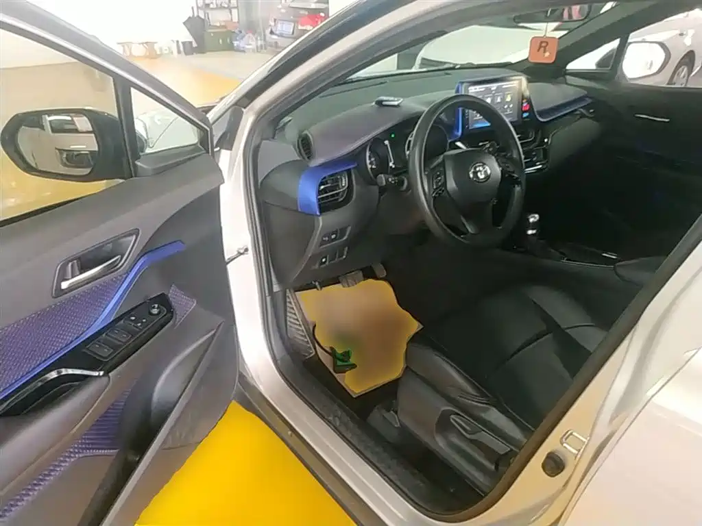 Toyota C-HR 2019 — фото 16