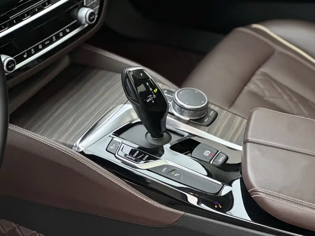 BMW 5 Series New Energy 2019 — фото 11