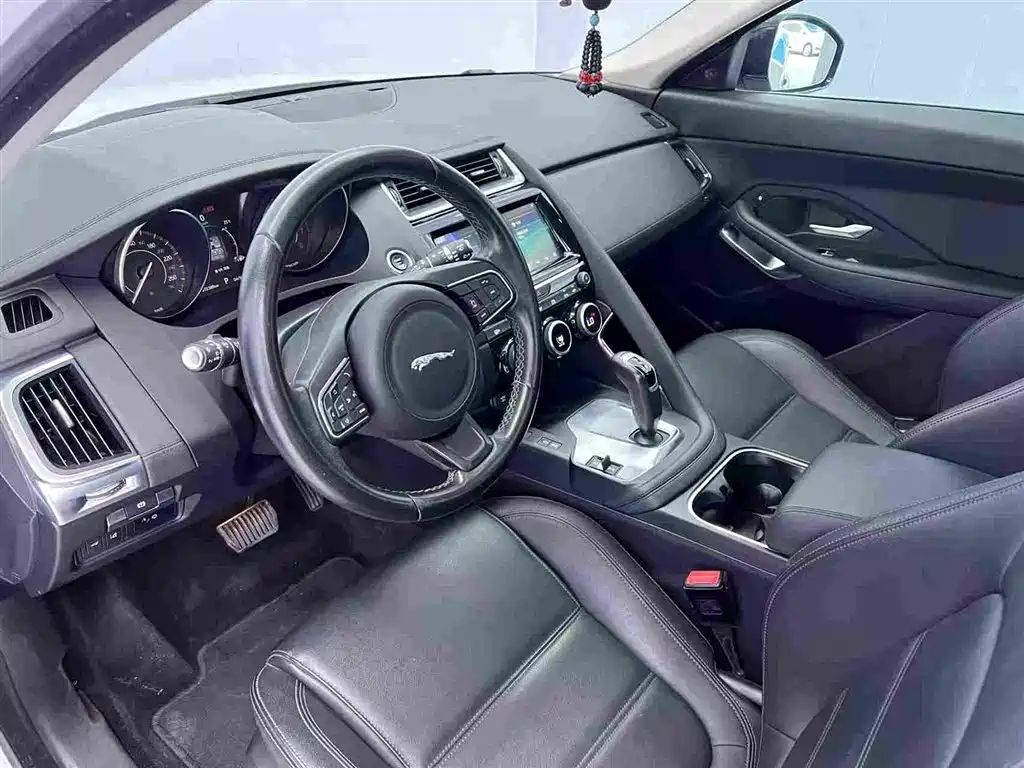 Jaguar E-PACE 2020 — фото 7