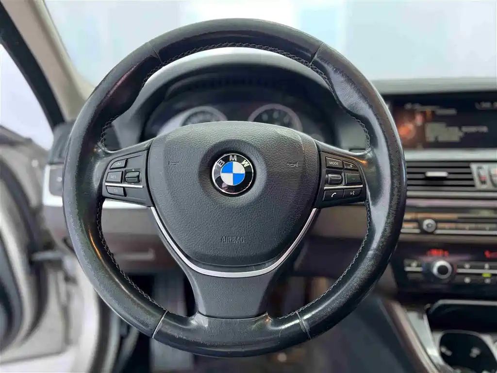 BMW 5 Series 2015 — фото 12