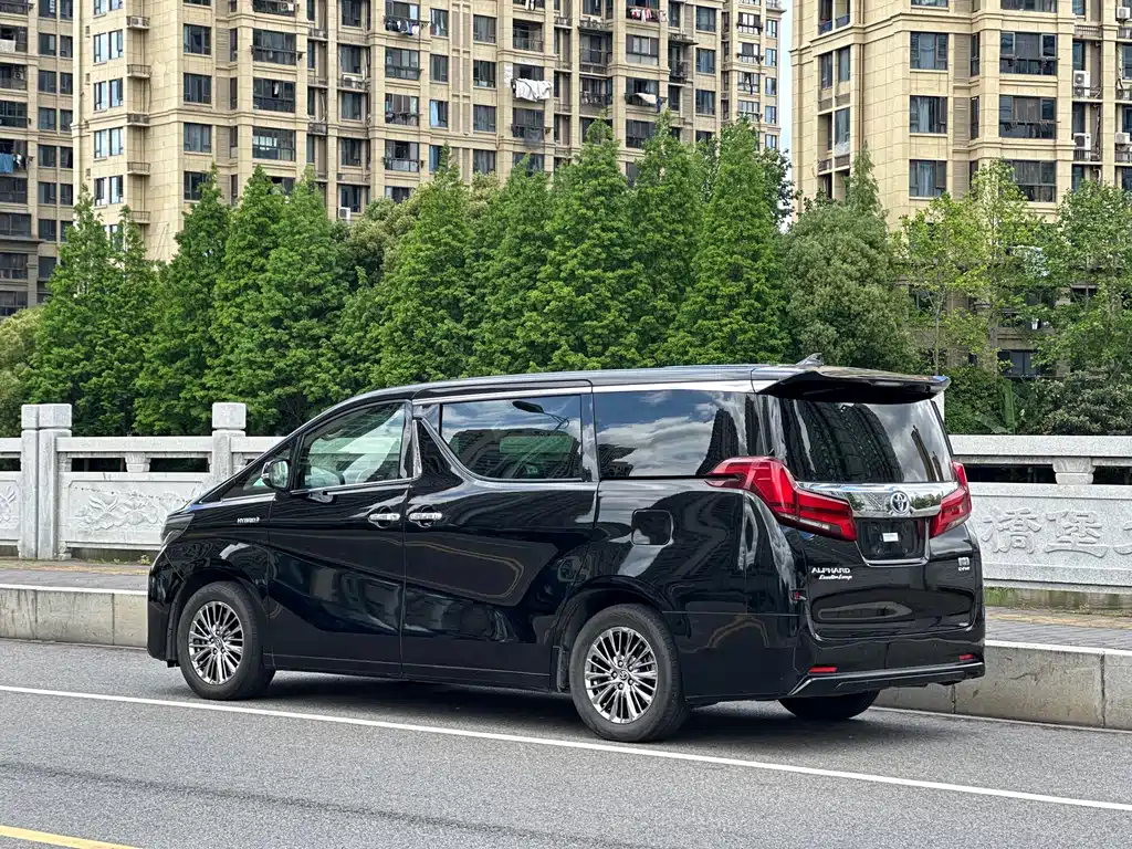 Toyota Alphard 2022 — фото 10