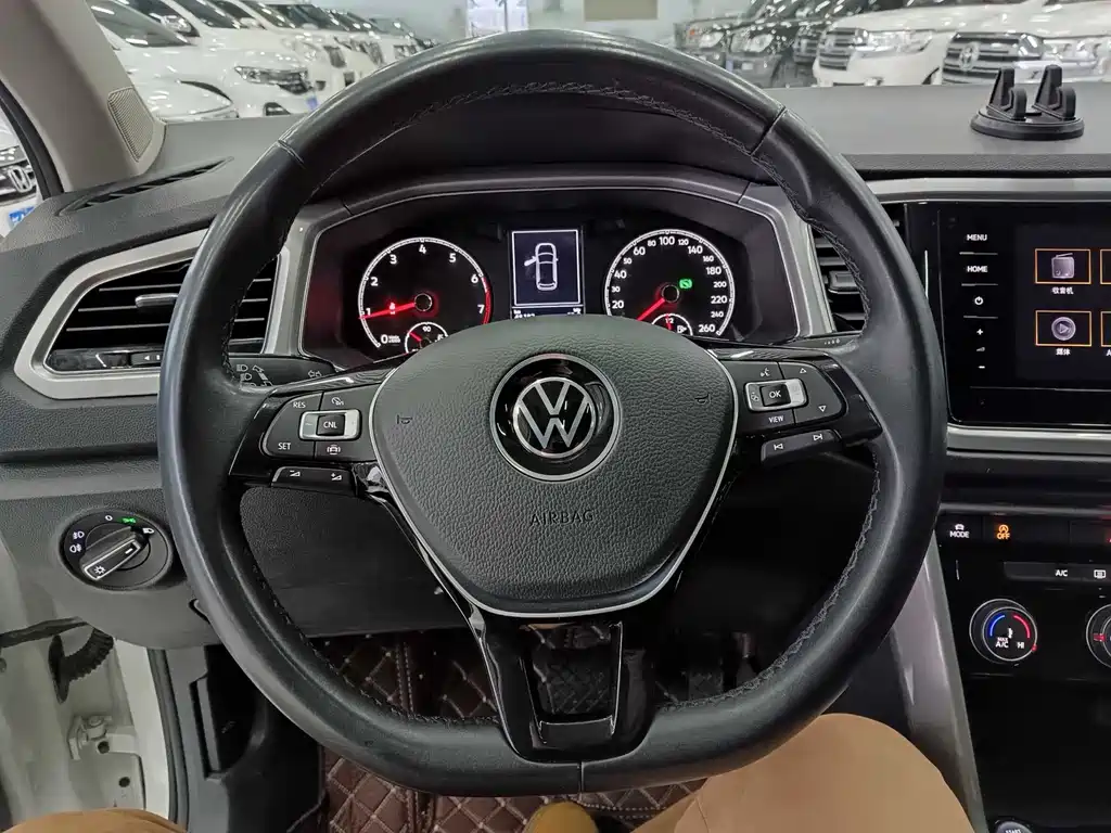 Volkswagen T-Roc 2023 — фото 11