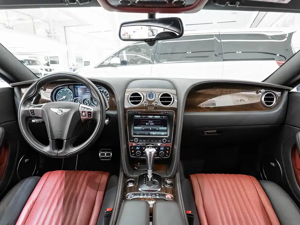 Bentley Continental 2018 — фото 16