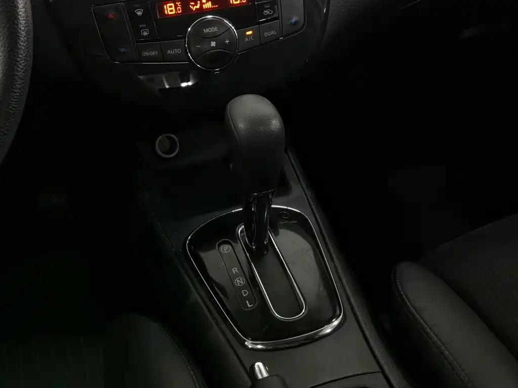 Nissan Tiida 2015 — фото 13