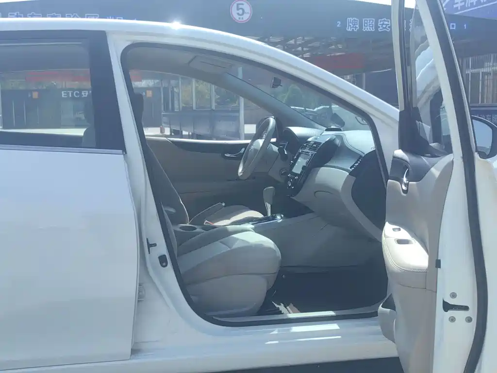 Nissan Tiida 2015 — фото 12