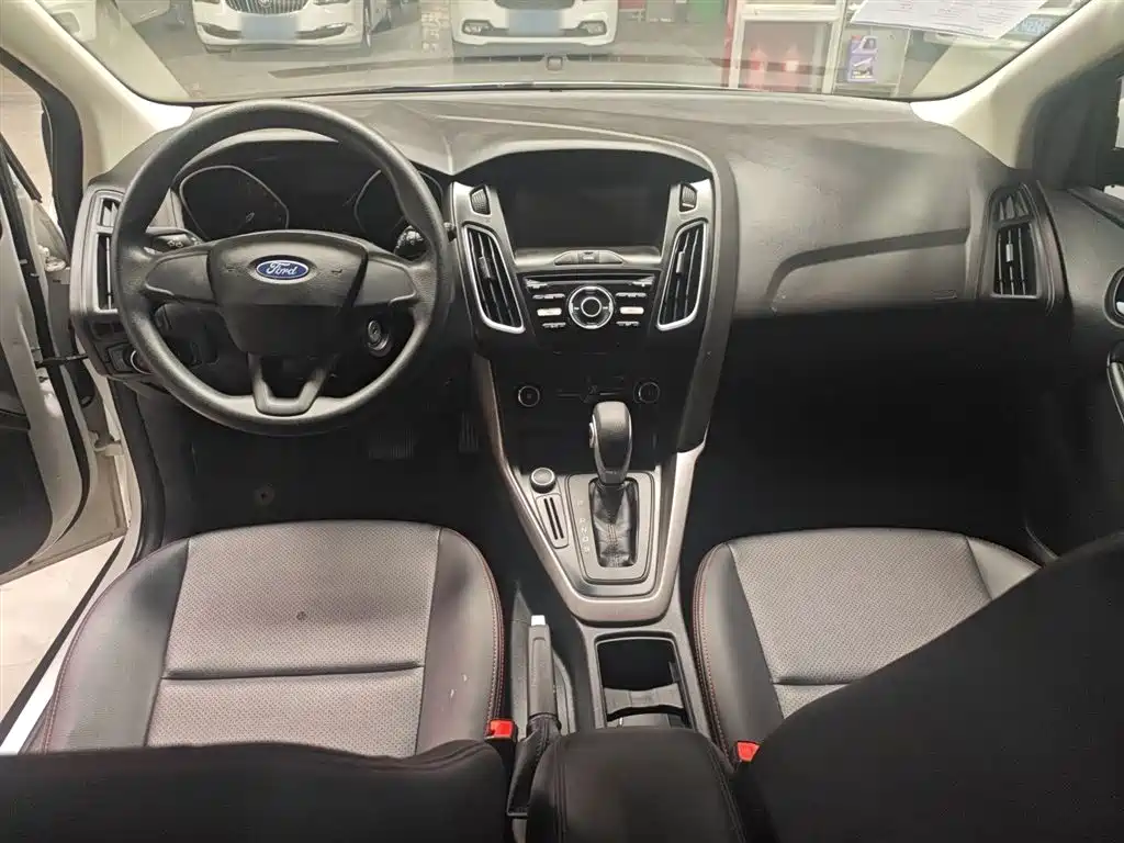 Ford Focus 2018 — фото 15