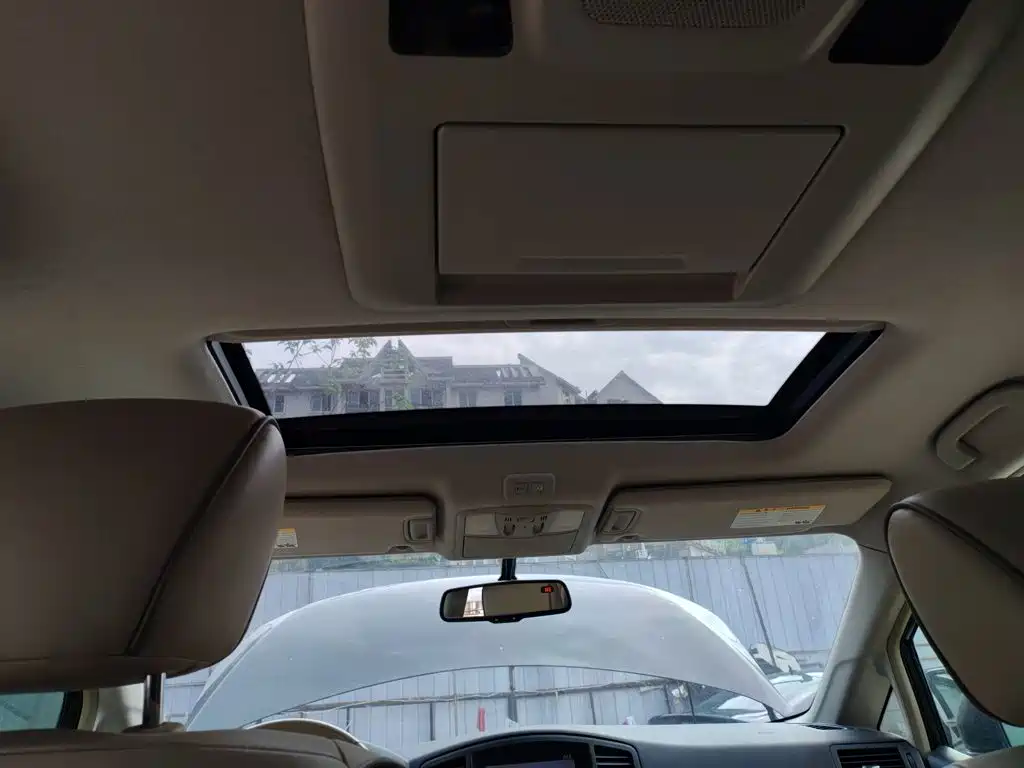 Nissan Quest 2015 — фото 14