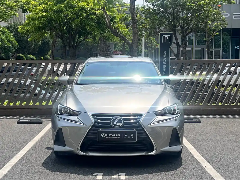 Lexus IS 2019