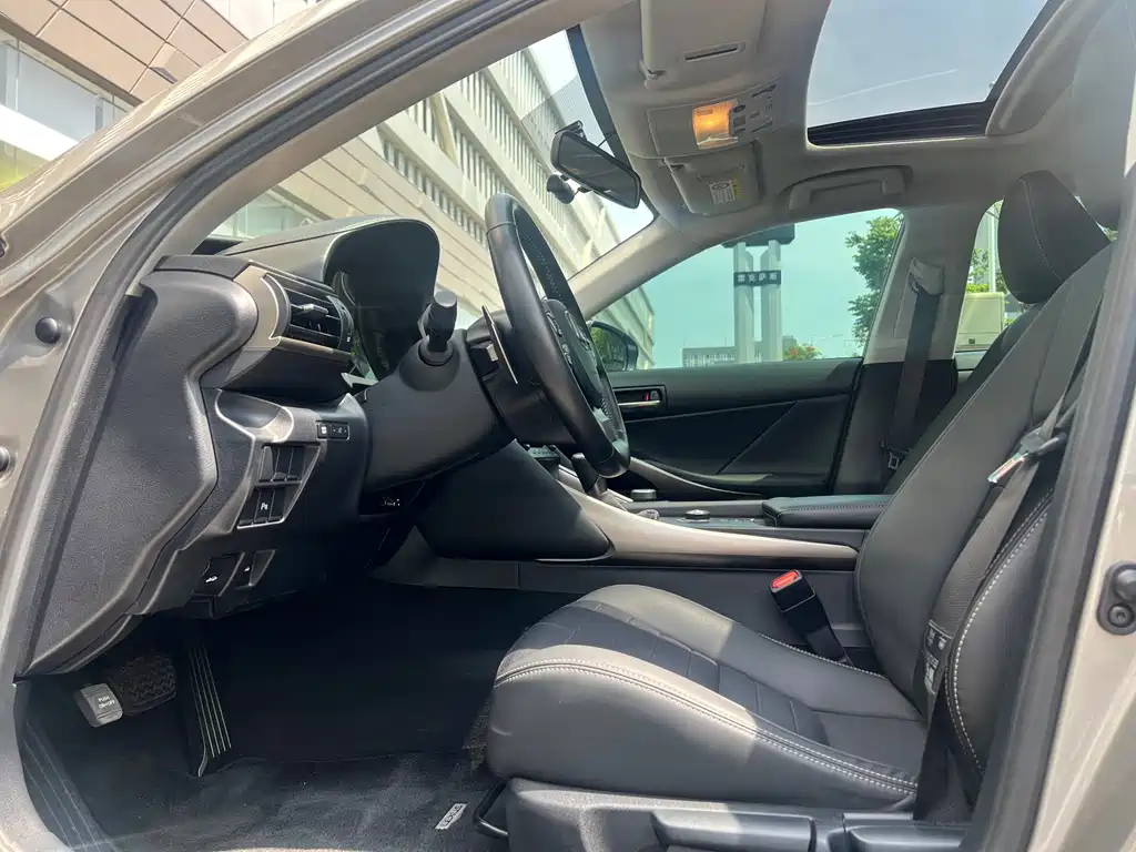 Lexus IS 2019