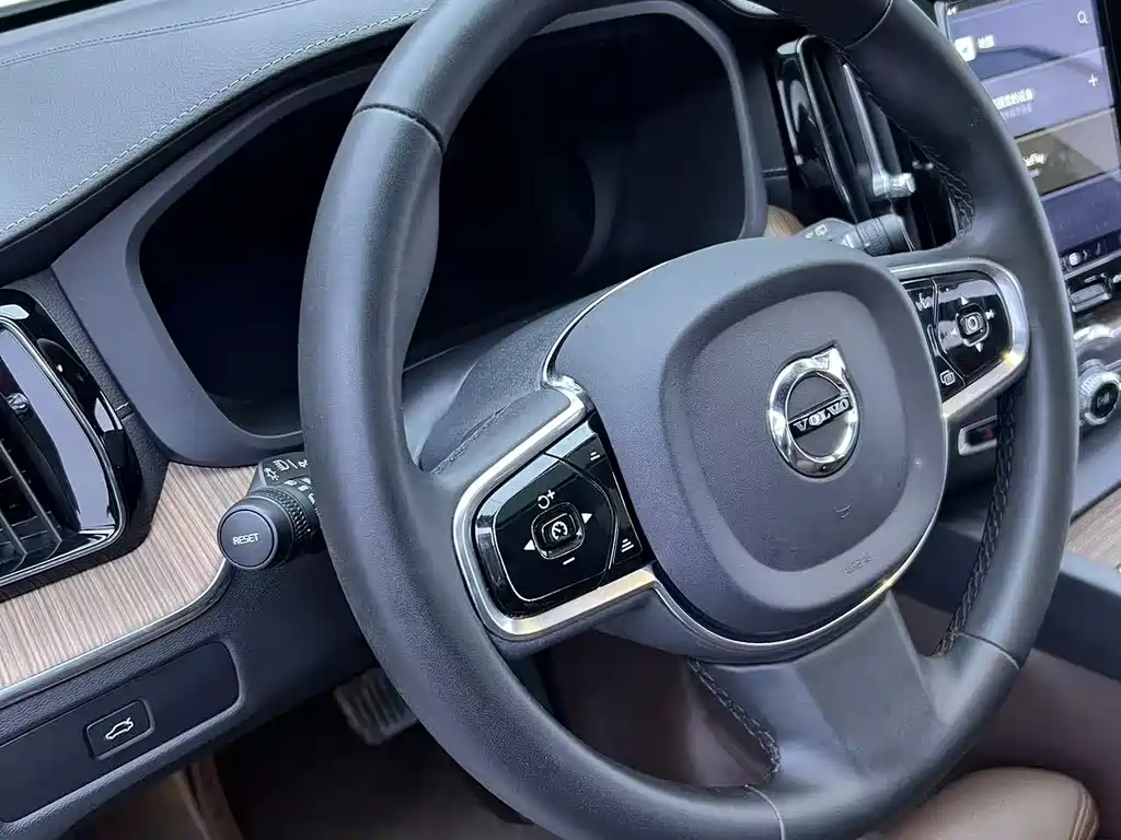 Volvo XC60 2023 — фото 10