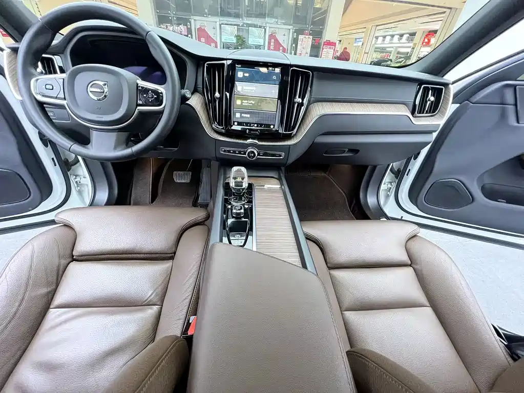 Volvo XC60 2023 — фото 8