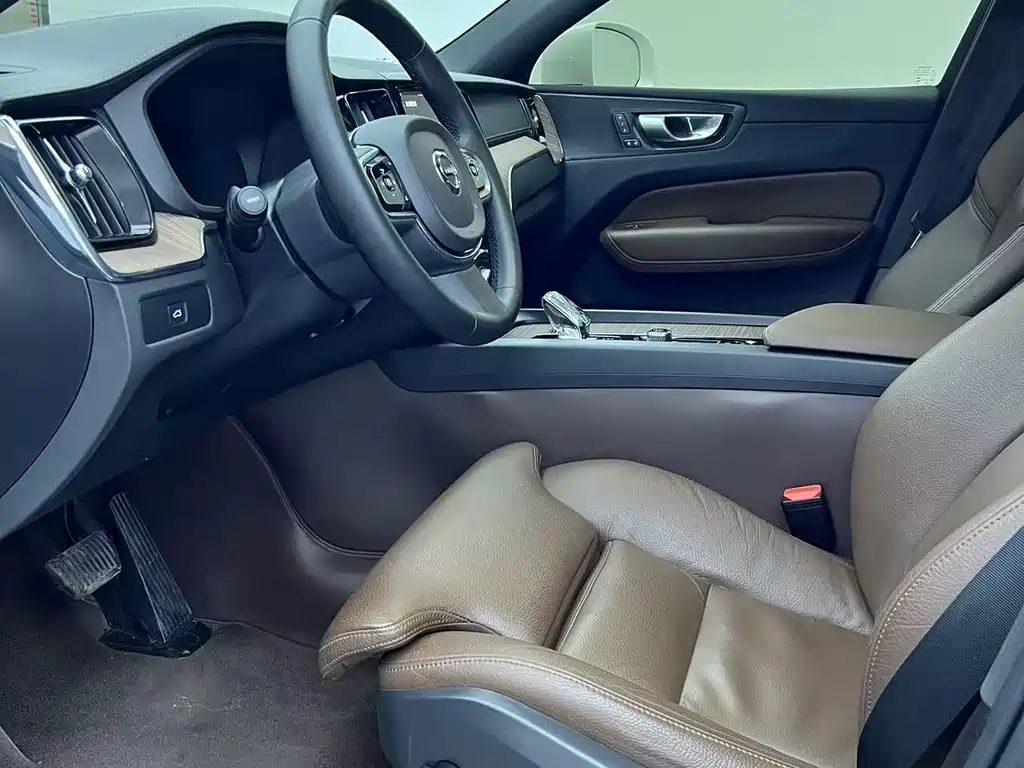 Volvo XC60 2023 — фото 11