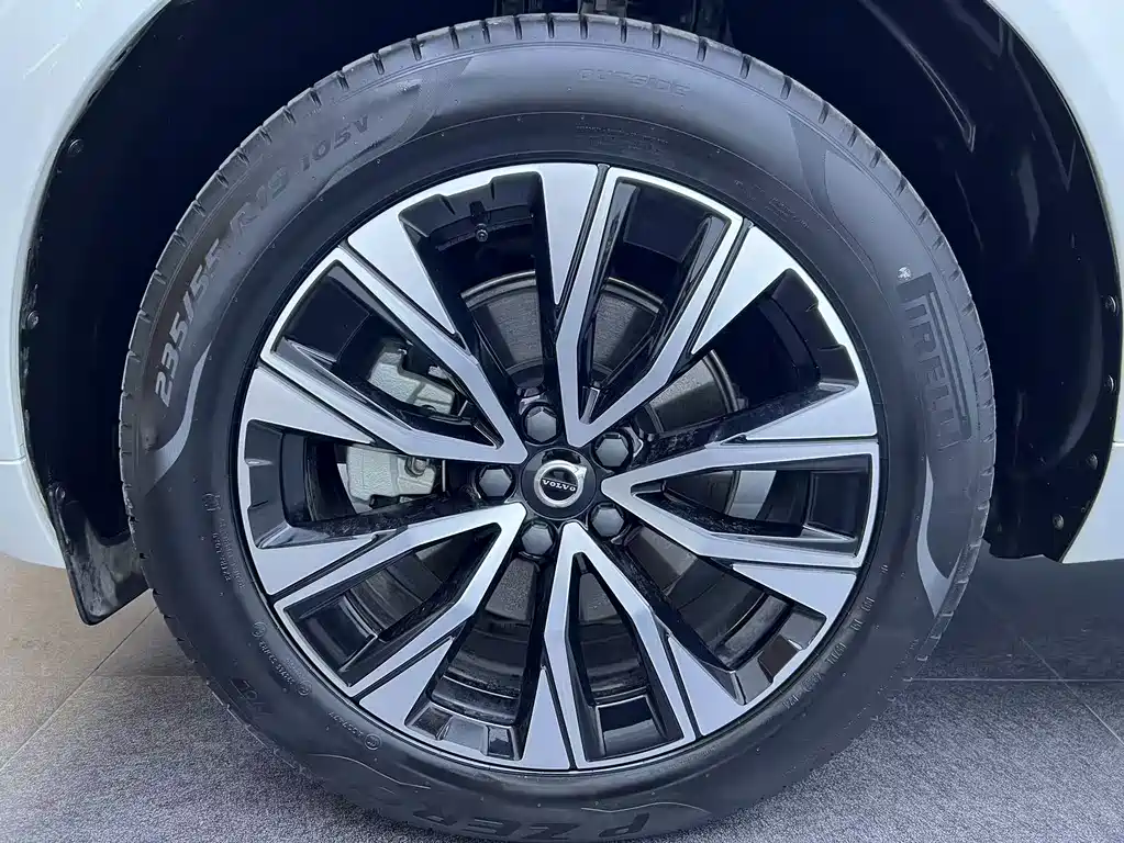 Volvo XC60 2023 — фото 13