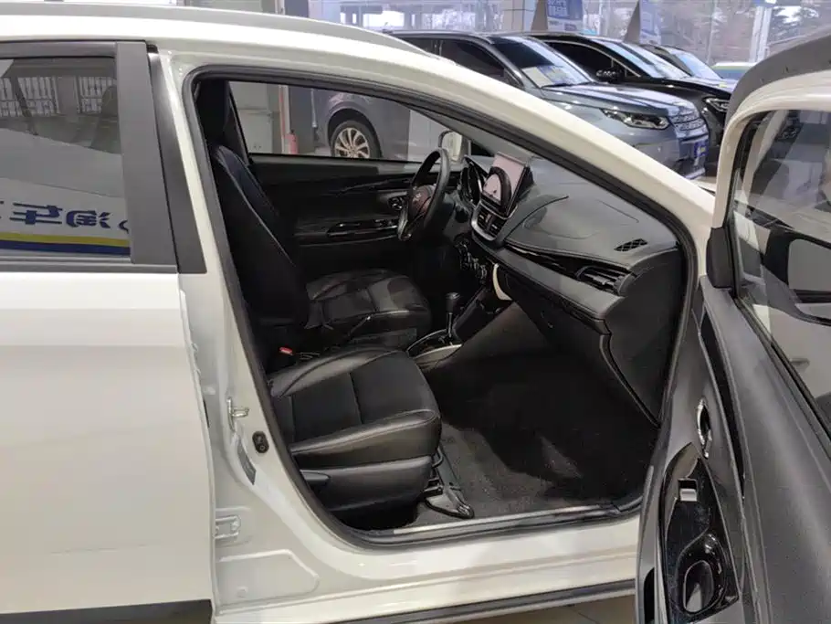 Toyota Yaris L 2021 — фото 8