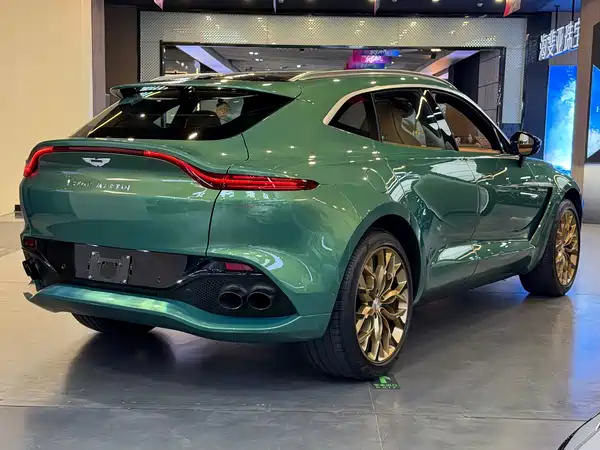 Aston Martin DBX 2022