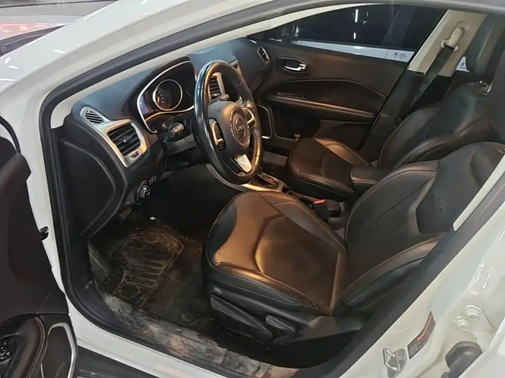 Jeep Compass 2017 — фото 16