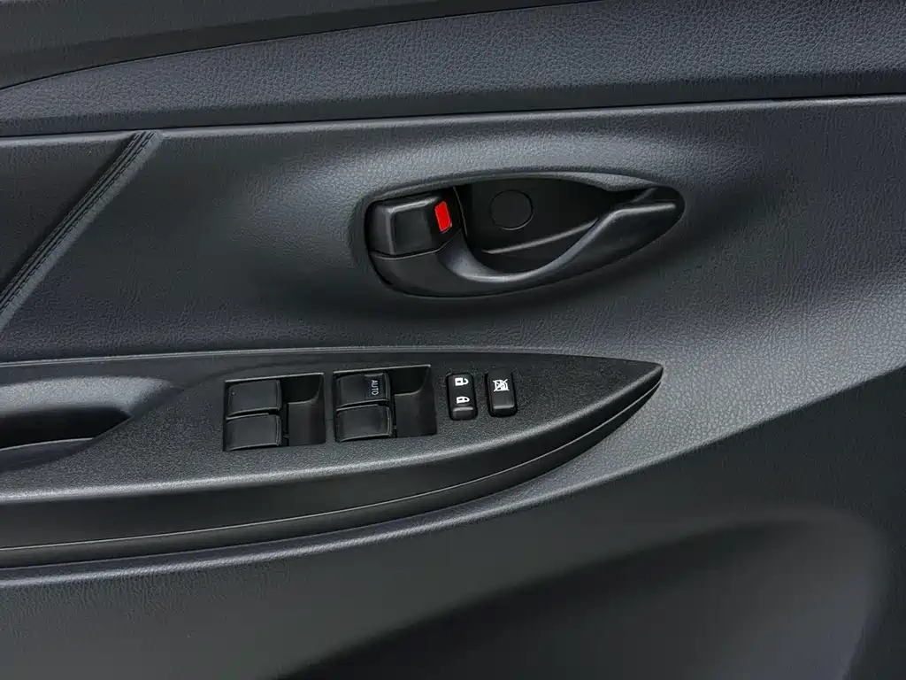 Toyota Yaris L 2022 — фото 11