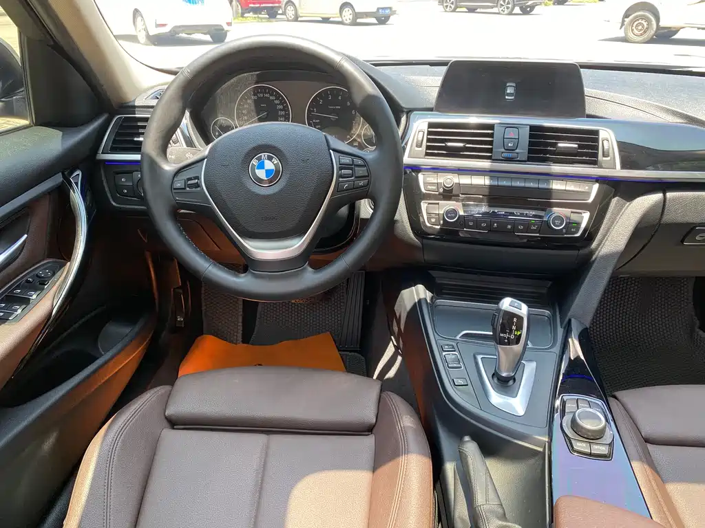 BMW 3 Series 2018 — фото 14