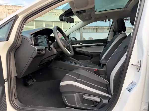 Volkswagen Golf 2025