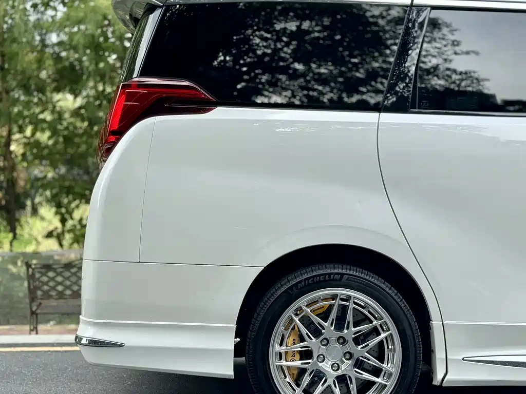 Toyota Alphard 2017 — фото 11