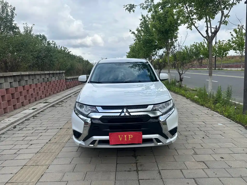 Mitsubishi Outlander 2022 — фото 2