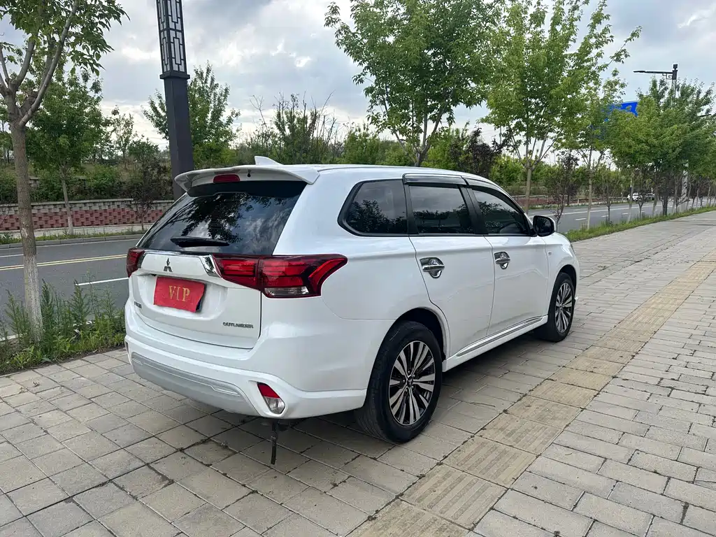 Mitsubishi Outlander 2022 — фото 9