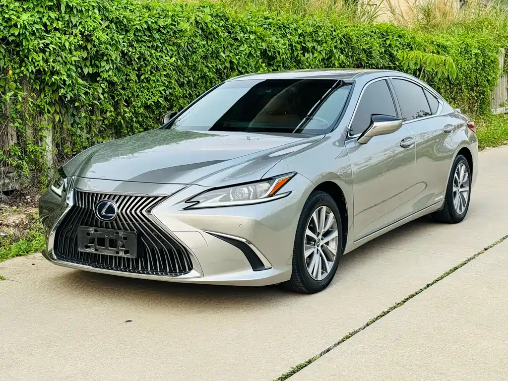 Lexus ES 2020 — фото 1