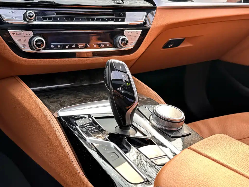 BMW 5 Series 2018 — фото 15
