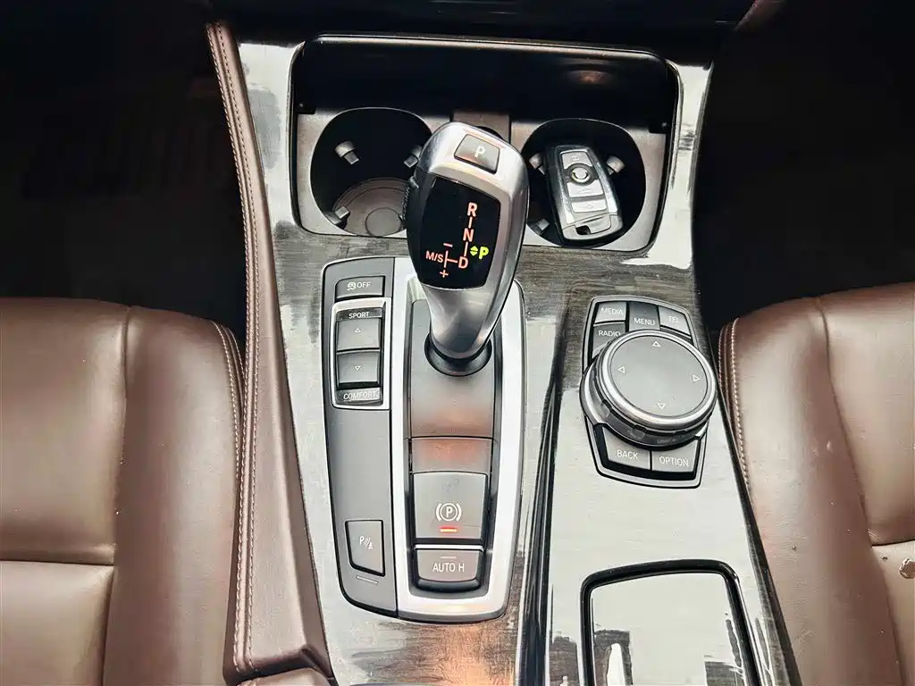 BMW 5 Series 2015 — фото 17