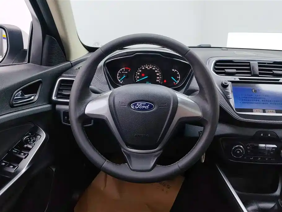 Ford Escort 2018 — фото 15