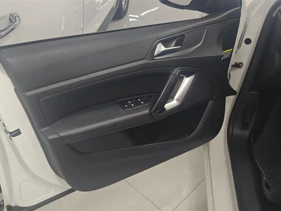 Peugeot 408 2016
