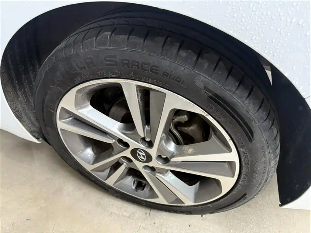 Hyundai Elantra 2016 — фото 22