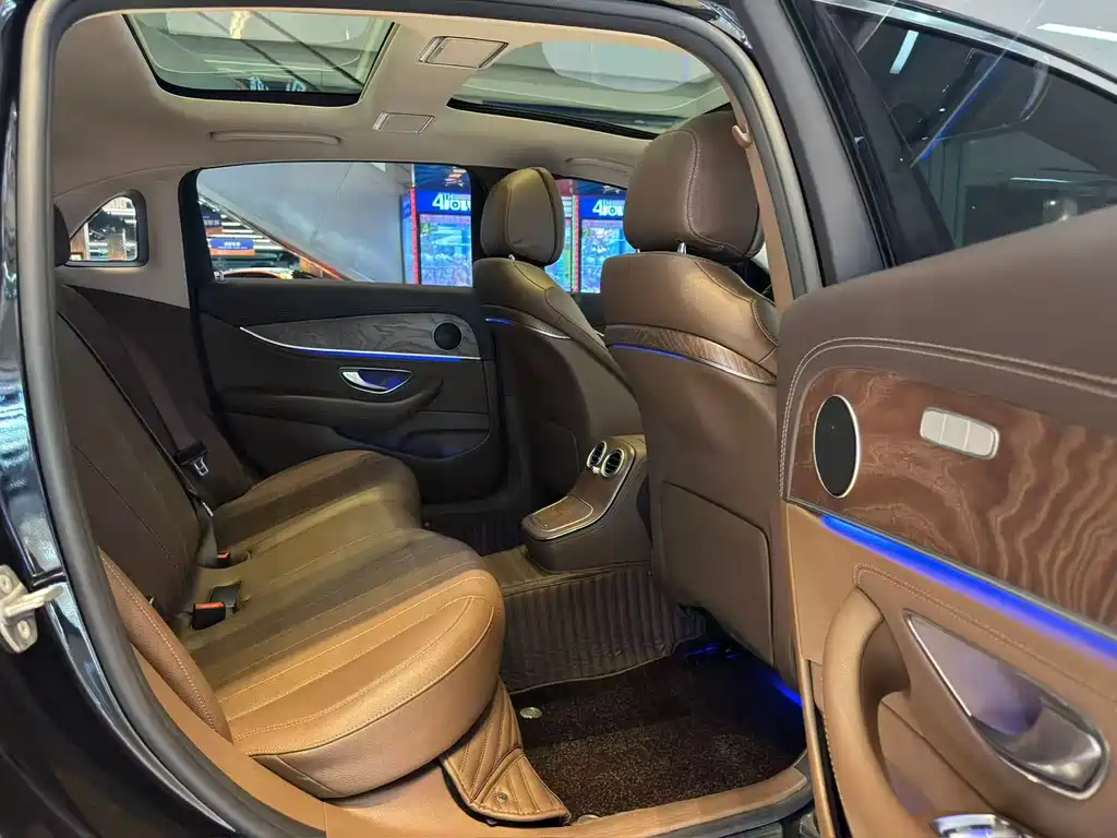 Mercedes-Benz E-Class 2023 — фото 9