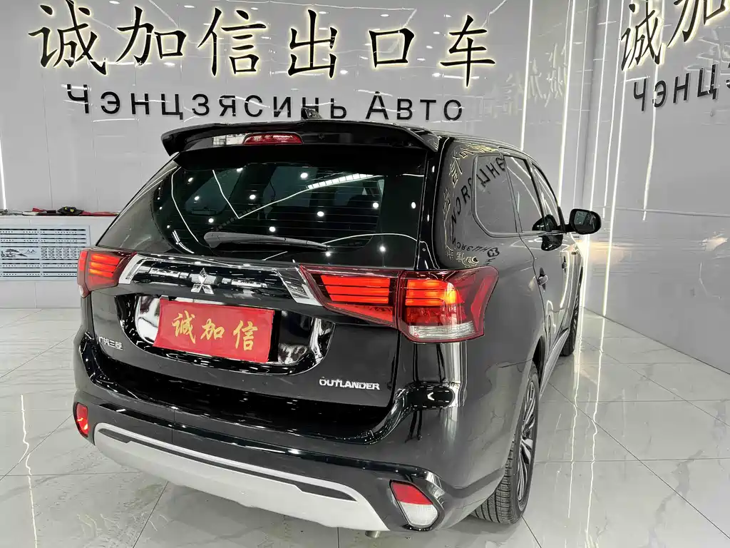 Mitsubishi Outlander 2022 — фото 6