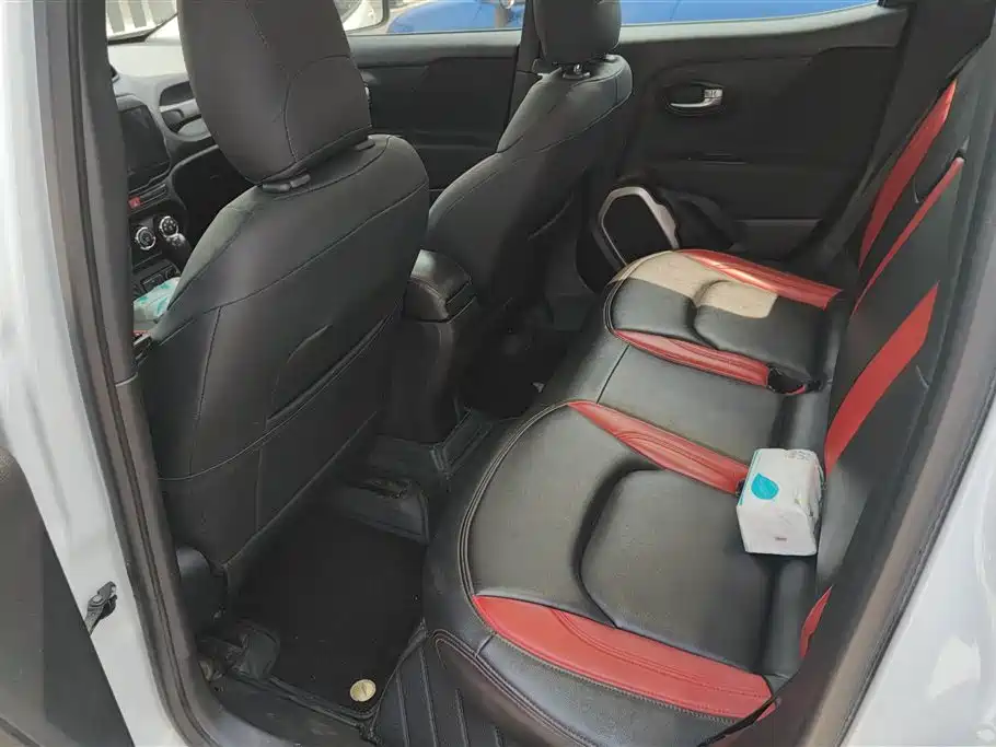 Jeep Renegade 2017 — фото 11