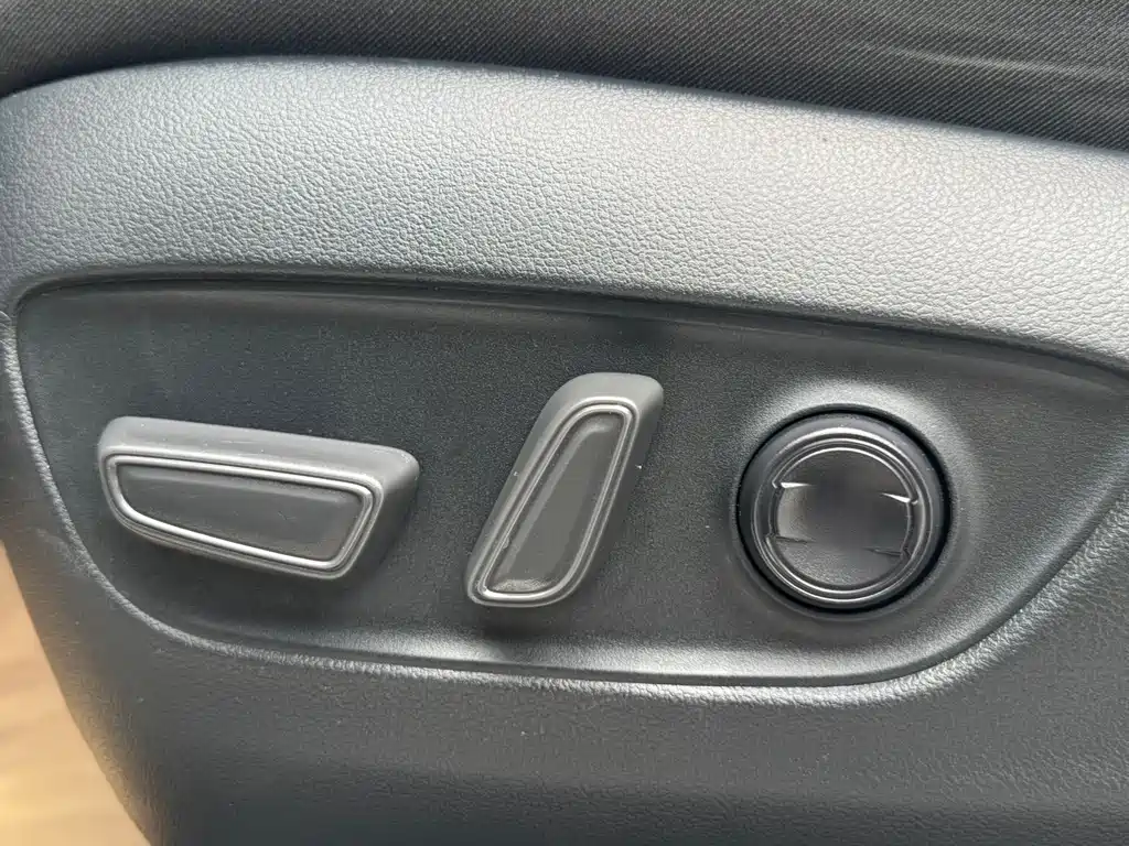Toyota RAV4 2023 — фото 20