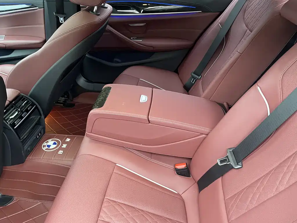 BMW 5 Series 2023 — фото 10