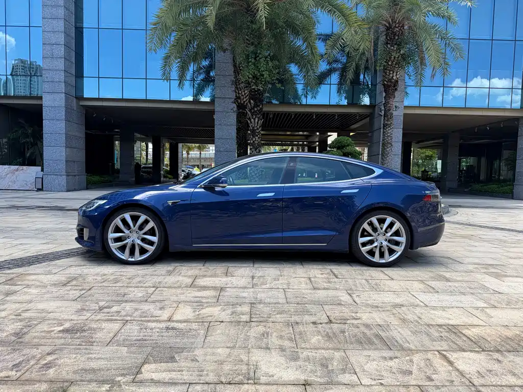 Tesla Model S 2017 — фото 14