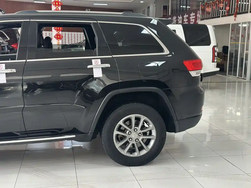 Jeep Grand Cherokee 2016 — фото 13
