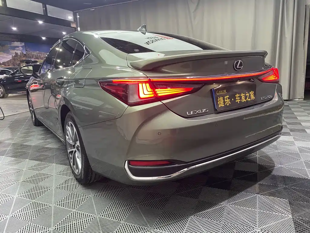 Lexus ES 2022