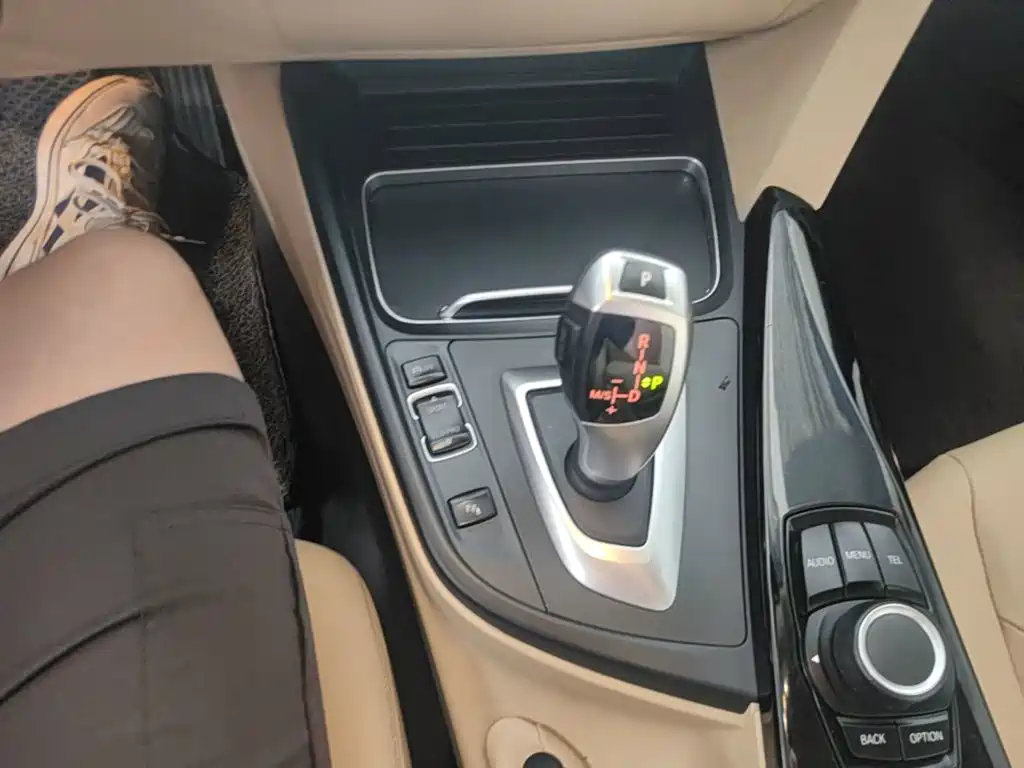 BMW 3 Series 2017 — фото 14