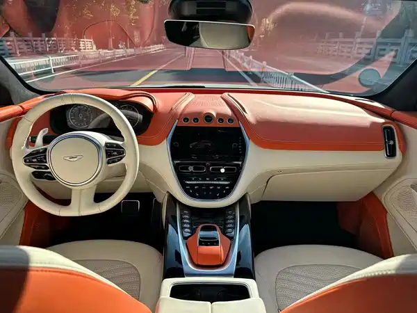 Aston Martin DBX 2021