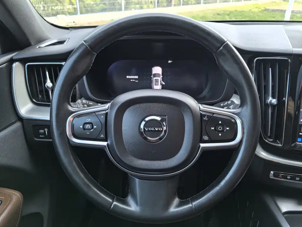 Volvo XC60 2022 — фото 12