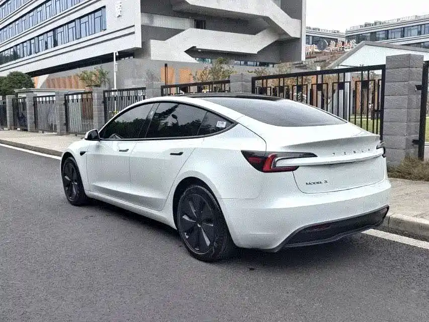 Tesla Model 3 2025 — фото 9