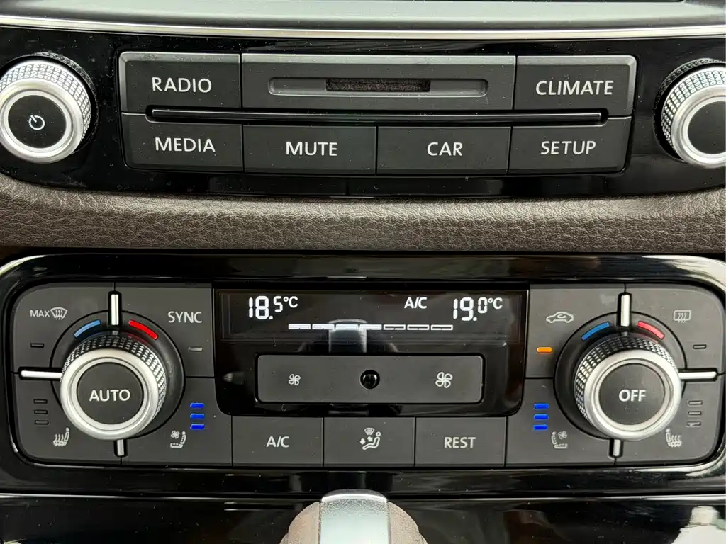 Volkswagen Touareg 2017 — фото 13