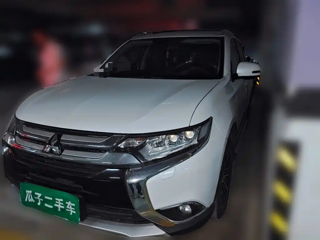 Mitsubishi Outlander 2017 — фото 1