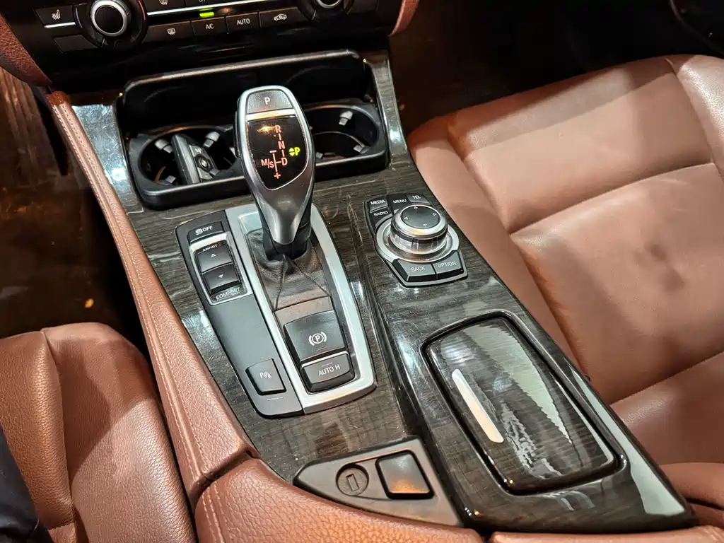 BMW 5 Series 2012 — фото 11