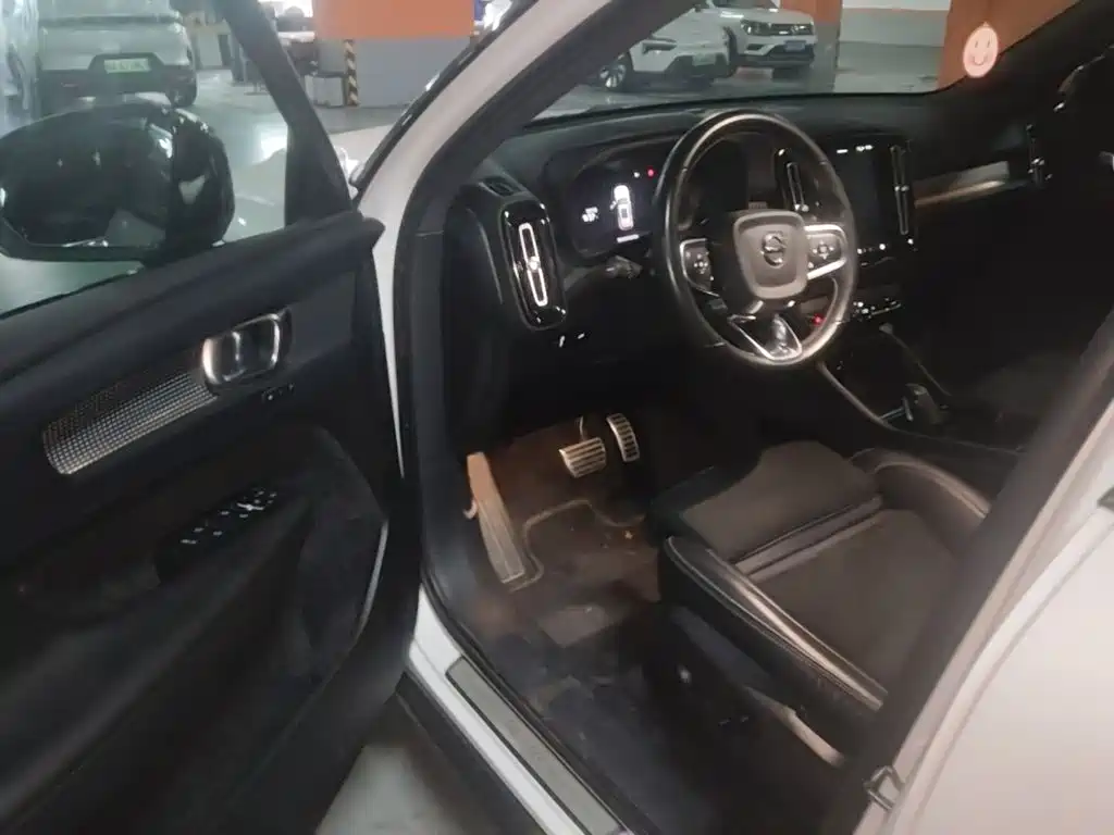 Volvo XC40 New Energy 2021 — фото 14