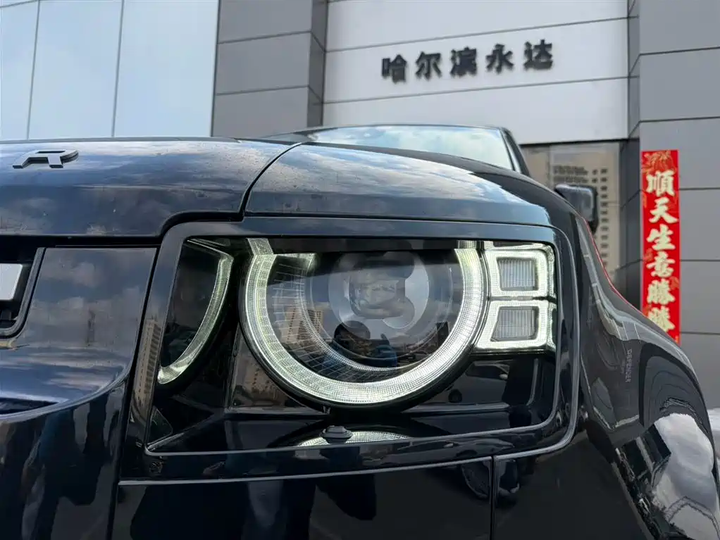 Land Rover Defender 2025